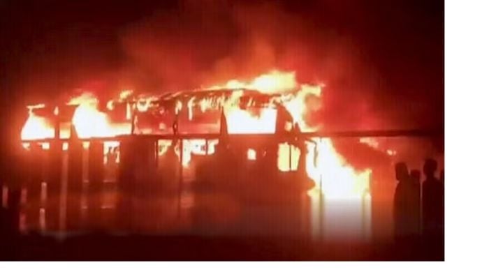 17 die in southern Pakistan bus fire