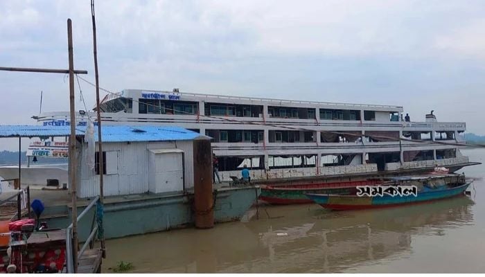 3 die as launch collides with bridge in Shariatpur