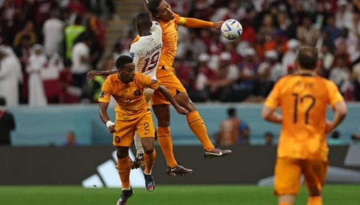 Netherlands beat Qatar 2-0 to reach World Cup last 16