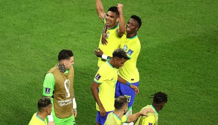 Late Casemiro strike sends Brazil into last 16