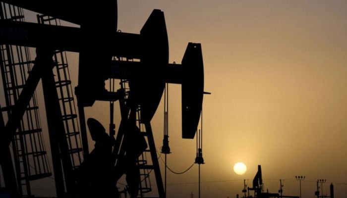 Oil settles up 5% as further interest rate hikes loom