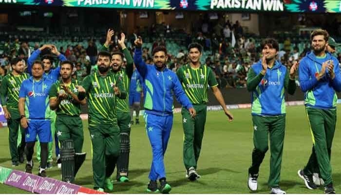 Pakistan annihilate Kiwis to reach T20 WC final