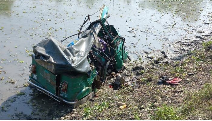 3 killed as train hits auto-rickshaw