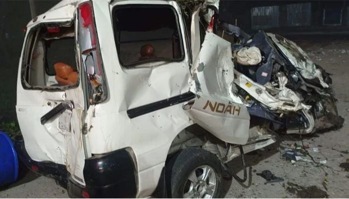 5 killed in truck-microbus collision while returning home with expat from airport