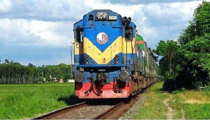 3 passengers killed as train hits auto-rickshaw