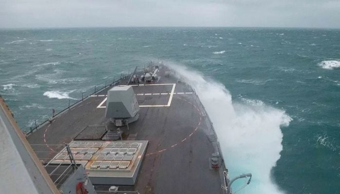 US warship sails through Taiwan Strait