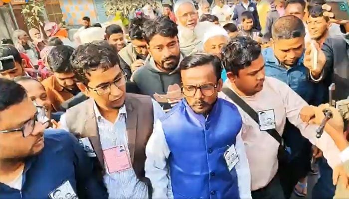 Hero Alam casts vote