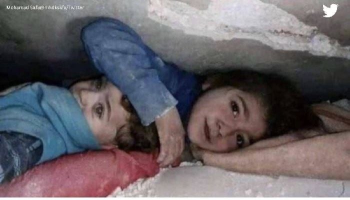  Netizens overwhelmed feeling love for younger brother of a little sister