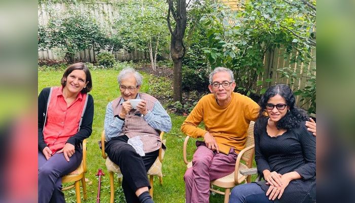 Three Nobel laureates caught in one frame