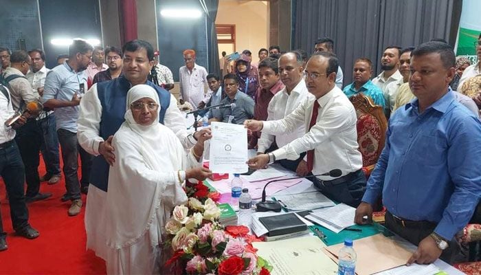 GCC polls: Former mayor Jahangir's mother gets 'Table Clock'