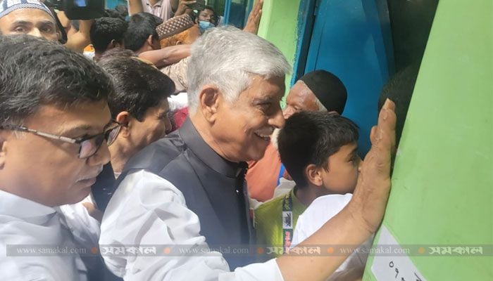 Azmat Ullah Khan casts vote