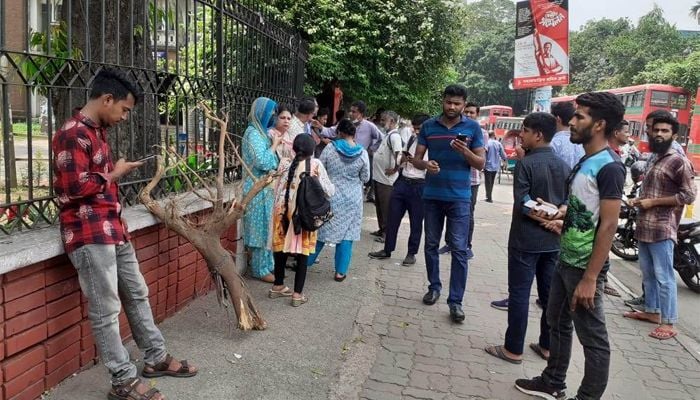 Cutting trees in Dhanmondi: Protesters march to Nagar Bhaban