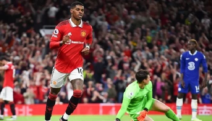 Manchester United hammer Chelsea 4-1 to seal Champions League return