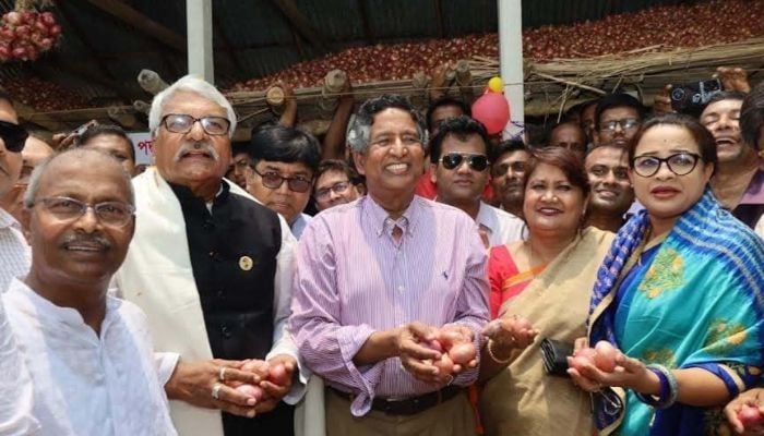 Decision to import onions considering farmer, consumer's interests: Razzaque