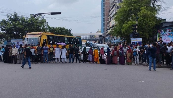 Students of 7 DU-affiliated colleges block Nilkhet intersection