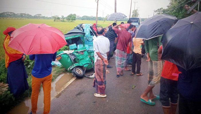3 dead as bus runs over autorickshaw in Habiganj