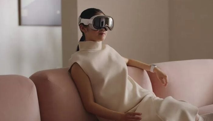 Apple unveils $3,499 mixed reality headset