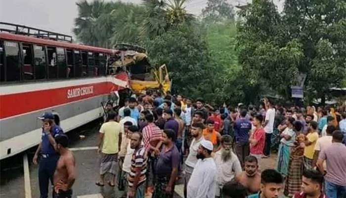 Bus-truck collision in Bogura injures 15