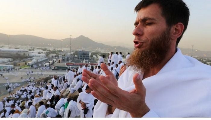 Hundreds of thousands of pilgrims scale Mount Arafat