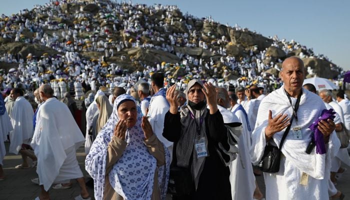 Hajj draws 1.8 million pilgrims, falls short of record