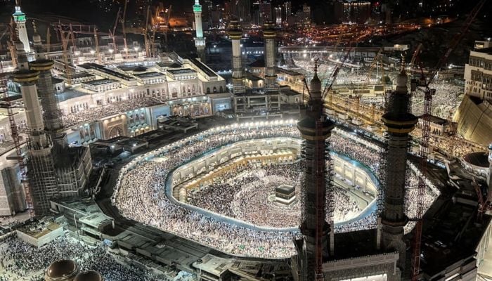 Huge crowds circle Kaaba as hajj begins in Saudi heat
