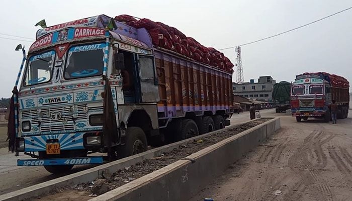Onion imports start, price falls readily