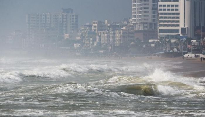 1 Mumbai teenager dead, 2 missing after venturing into rough sea