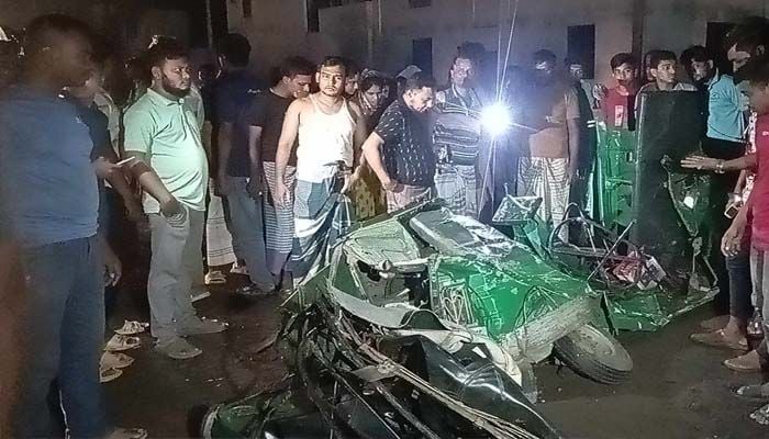 2 killed as bus runs over autorickshaw in Bogura