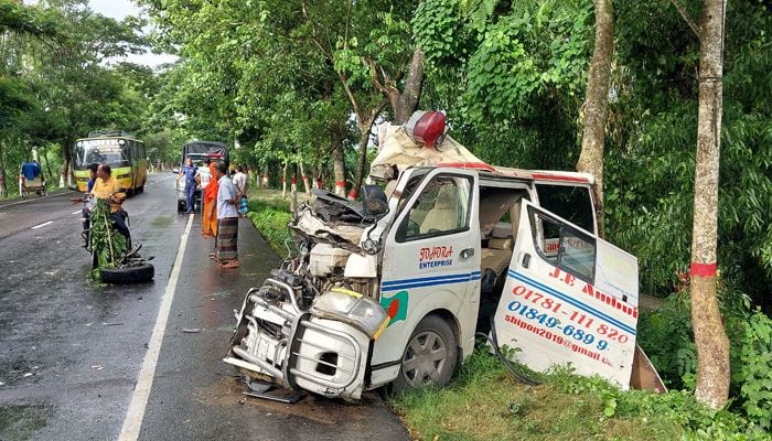 Excavator-ambulance collision leaves four dead