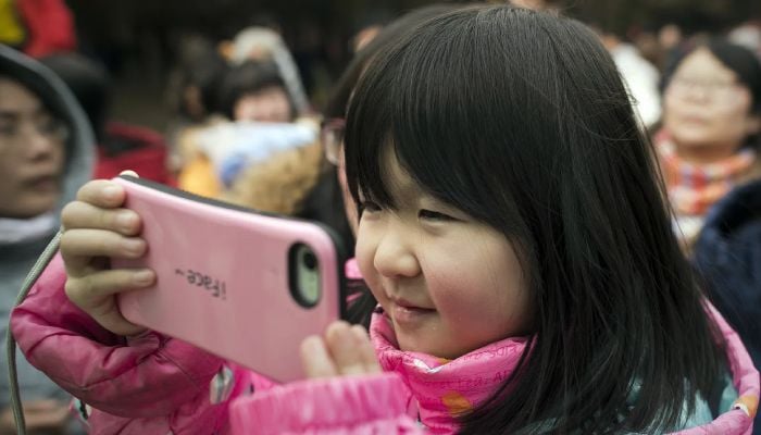 Unesco calls for global ban on smartphones in schools