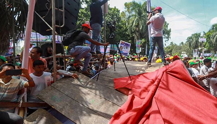 Youth Rally stage collapses, injures several