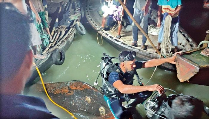 3 dead after waterbus capsizes in Buriganga