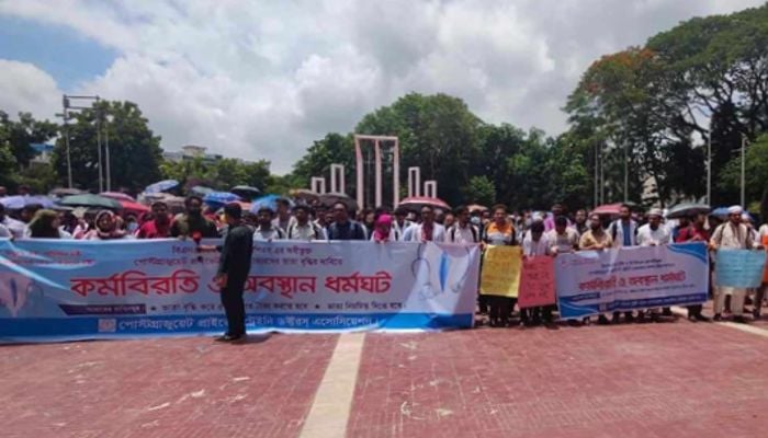 Trainee doctors go on strike demanding pay rise