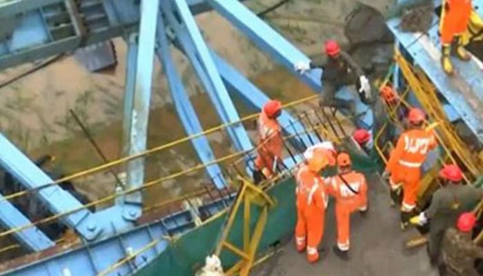 Crane collapse kills 16 workers in India