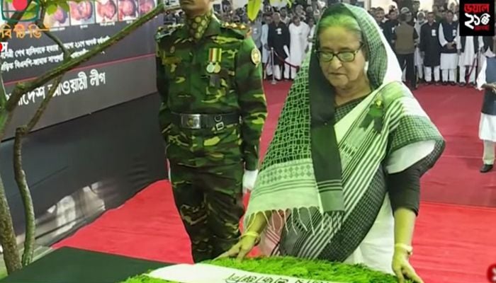 PM pays tribute to August 21 grenade attack victims