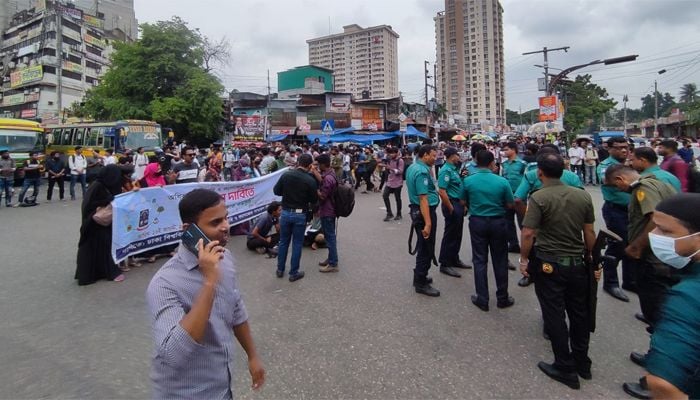Students of 7 DU-affiliated colleges block Nilkhet again