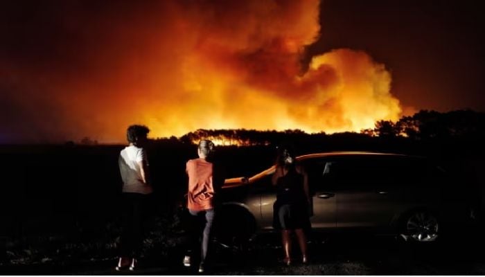 Hundreds of firefighters tackling blaze raging in southern Portugal