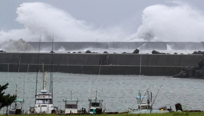 Tropical storm Lan roars into Japan's main island