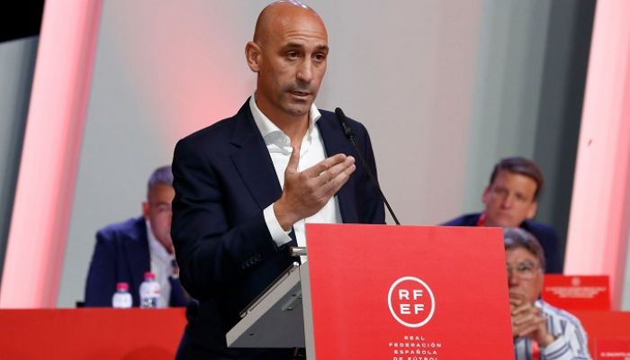 Spain coaching staff resign over Hermoso kiss row
