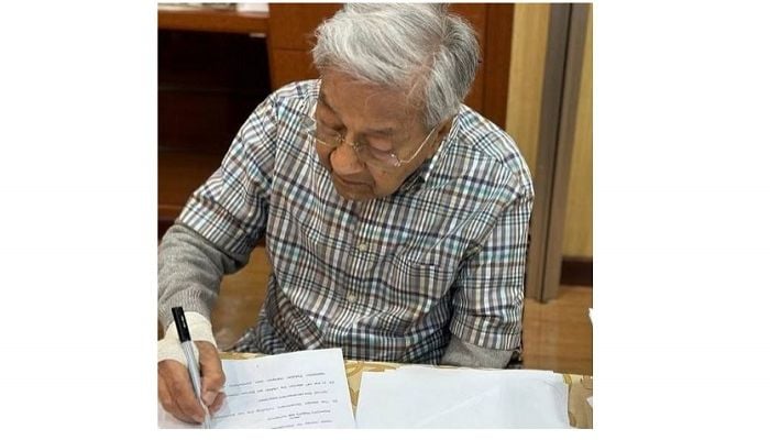 Mahathir Mohamad hospitalised