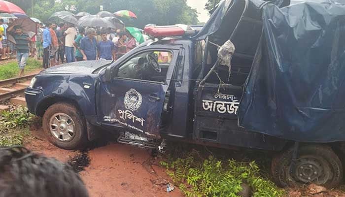 Train hits police car, kills 3 in Sitakunda