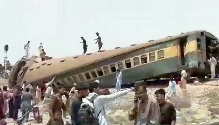 19 killed, 50 injured in Pakistan train accident