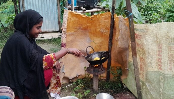 Natural gas coming out of tube well turns into cooking fuel