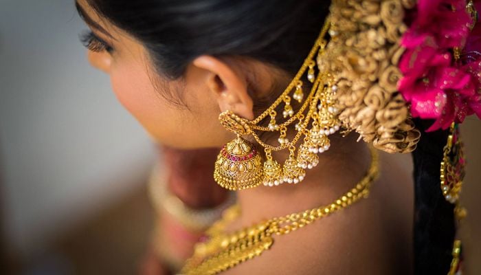Gold price drops to Tk98k per bhori