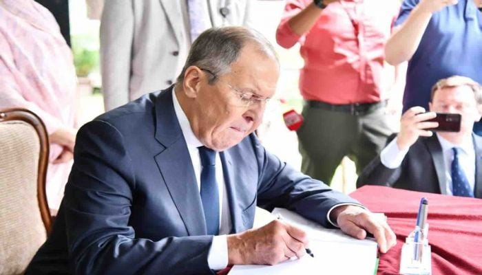 Lavrov pays deep homage to Bangabandhu