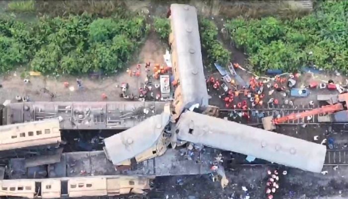13 dead in India train crash