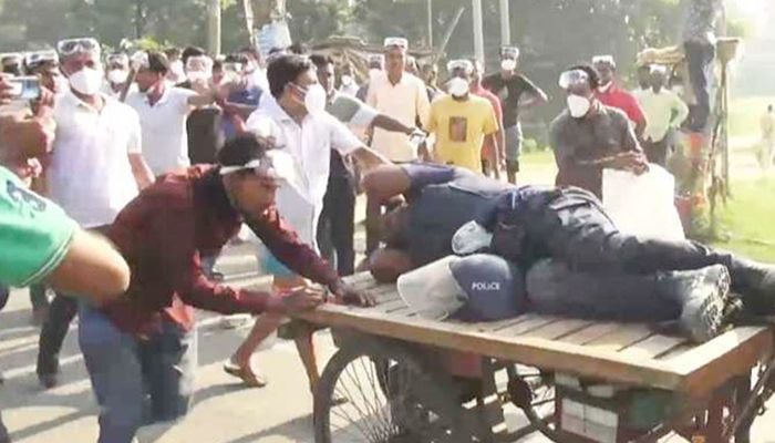 3 cops severely injured in Narayanganj