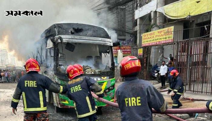 Bus torched in Badda