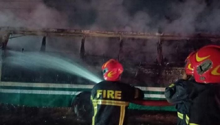 Miscreants set fire to three buses, one car in city