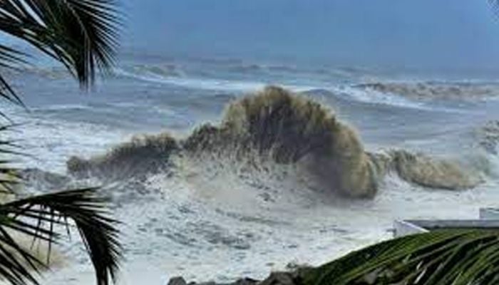 Signal 4 for ports as Cyclone Midhili intensifies